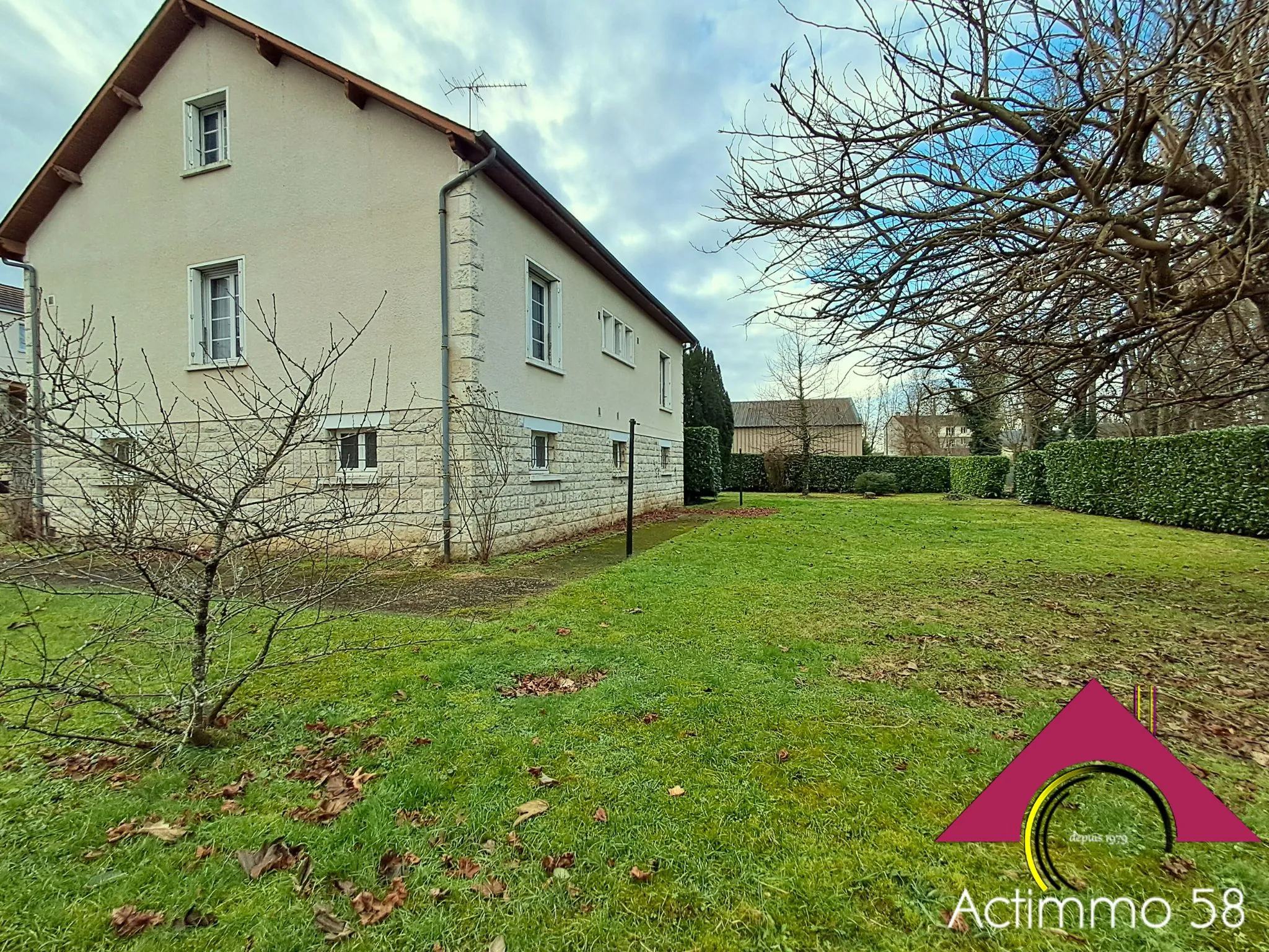 Maison avec Studio Indépendant à Jouet sur l'Aubois, proche Nevers 