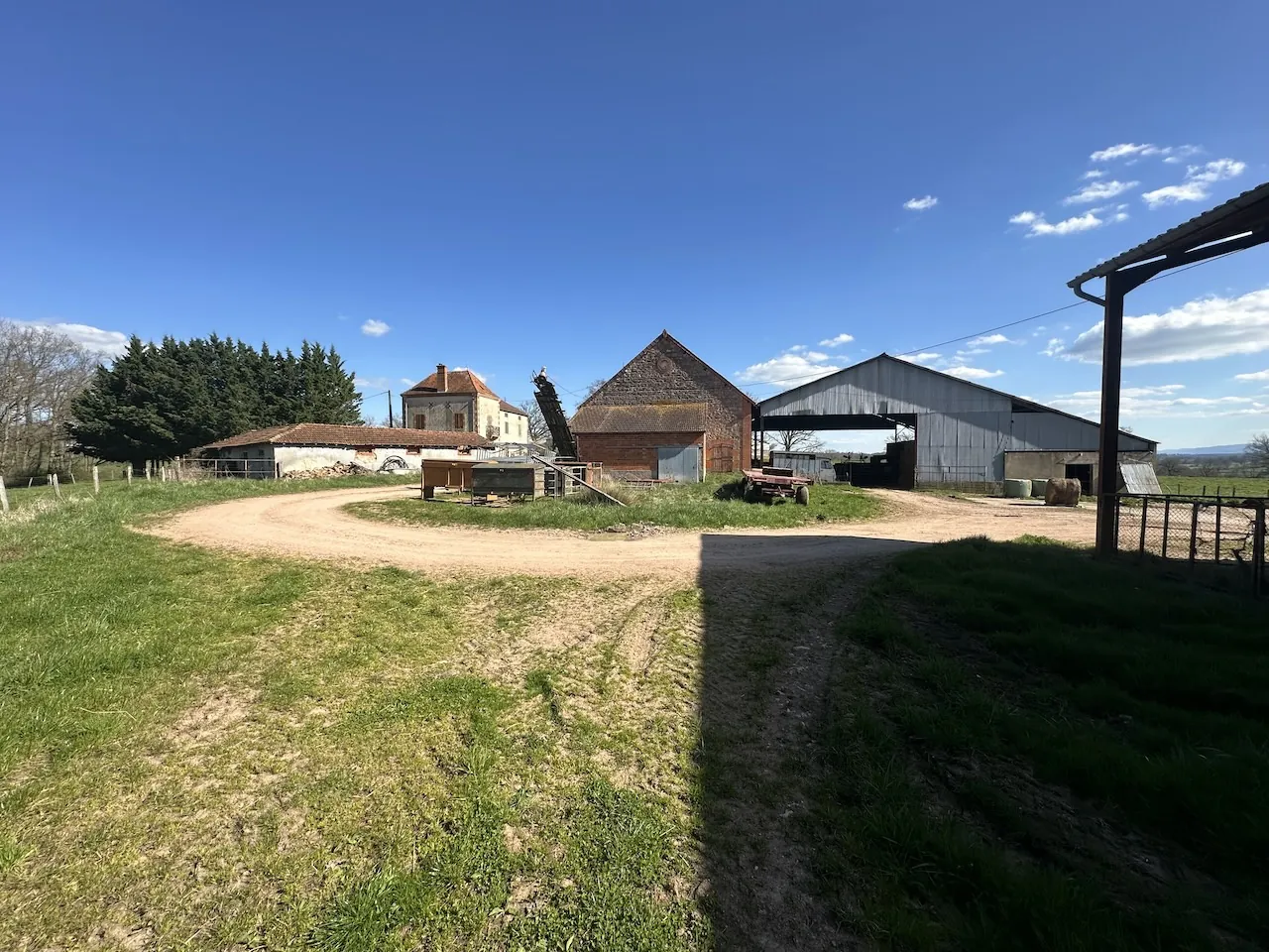 Corps de ferme rénové avec dépendances et 4 hectares à Urbise, Loire (42) 