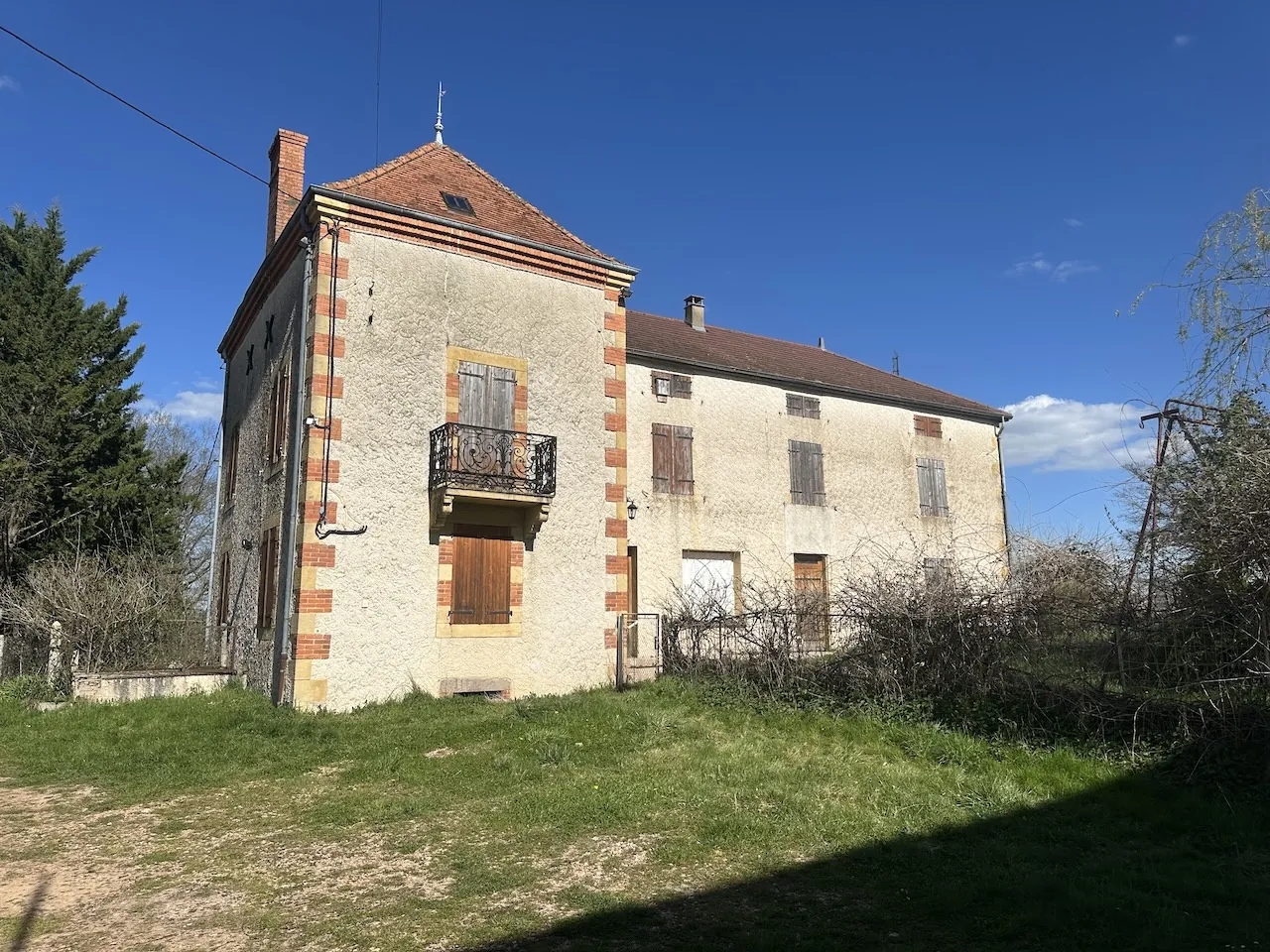 Corps de ferme rénové avec dépendances et 4 hectares à Urbise, Loire (42) 