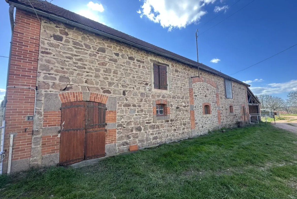 Corps de ferme rénové avec dépendances et 4 hectares à Urbise, Loire (42) 