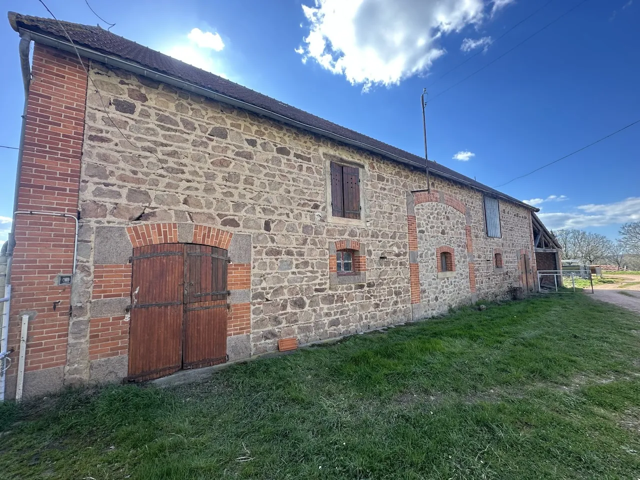 Corps de ferme rénové avec dépendances et 4 hectares à Urbise, Loire (42) 