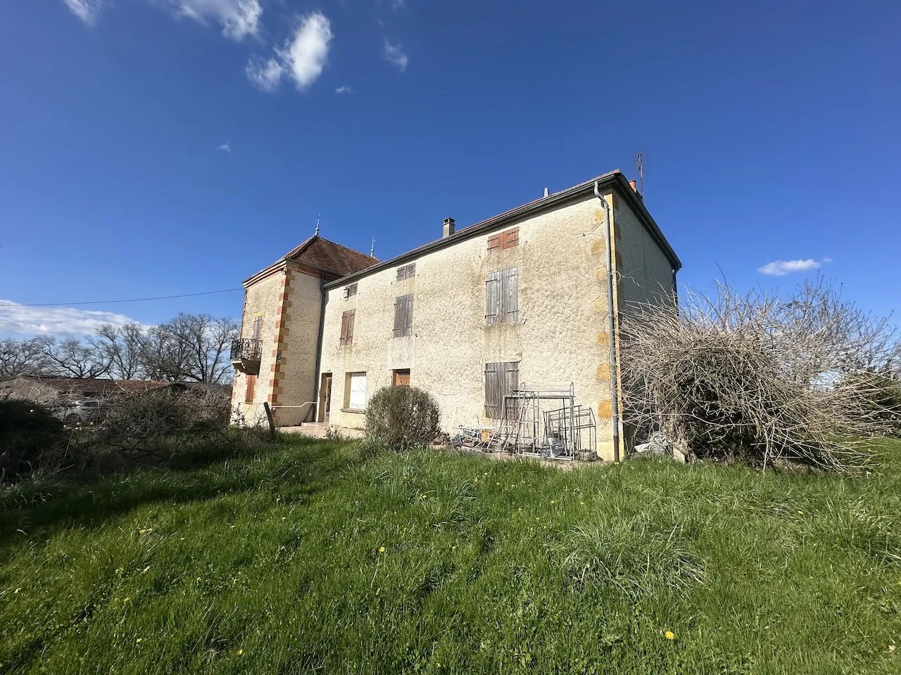 Corps de ferme rénové avec dépendances et 4 hectares à Urbise, Loire (42) 