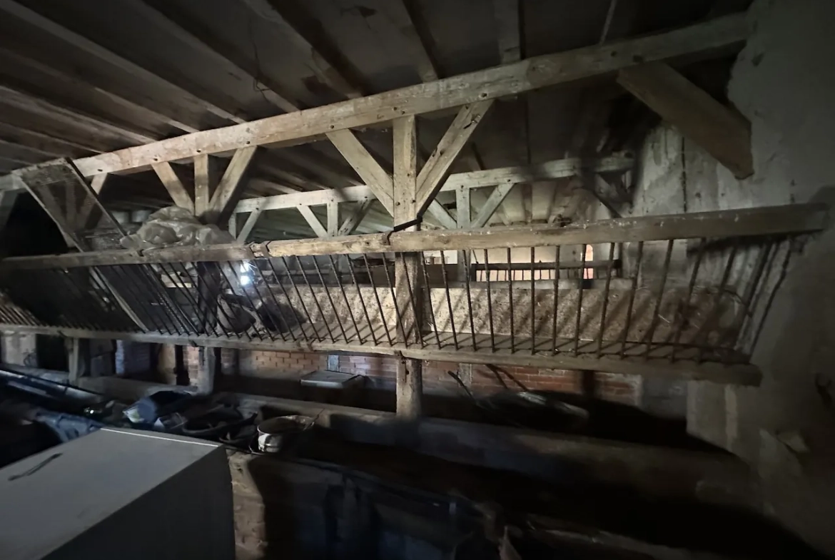 Corps de ferme rénové avec dépendances et 4 hectares à Urbise, Loire (42) 