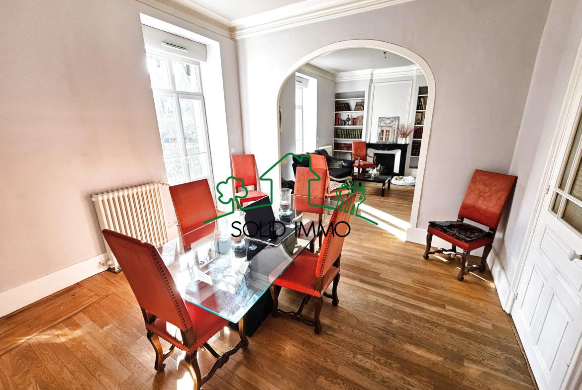 Appartement T4 rénové avec vue rivière à Vals-les-Bains 