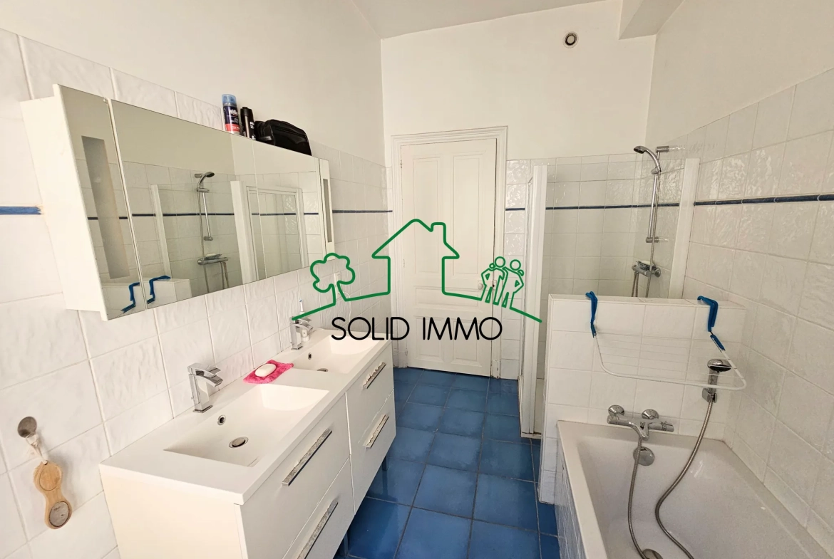 Appartement T4 rénové avec vue rivière à Vals-les-Bains 
