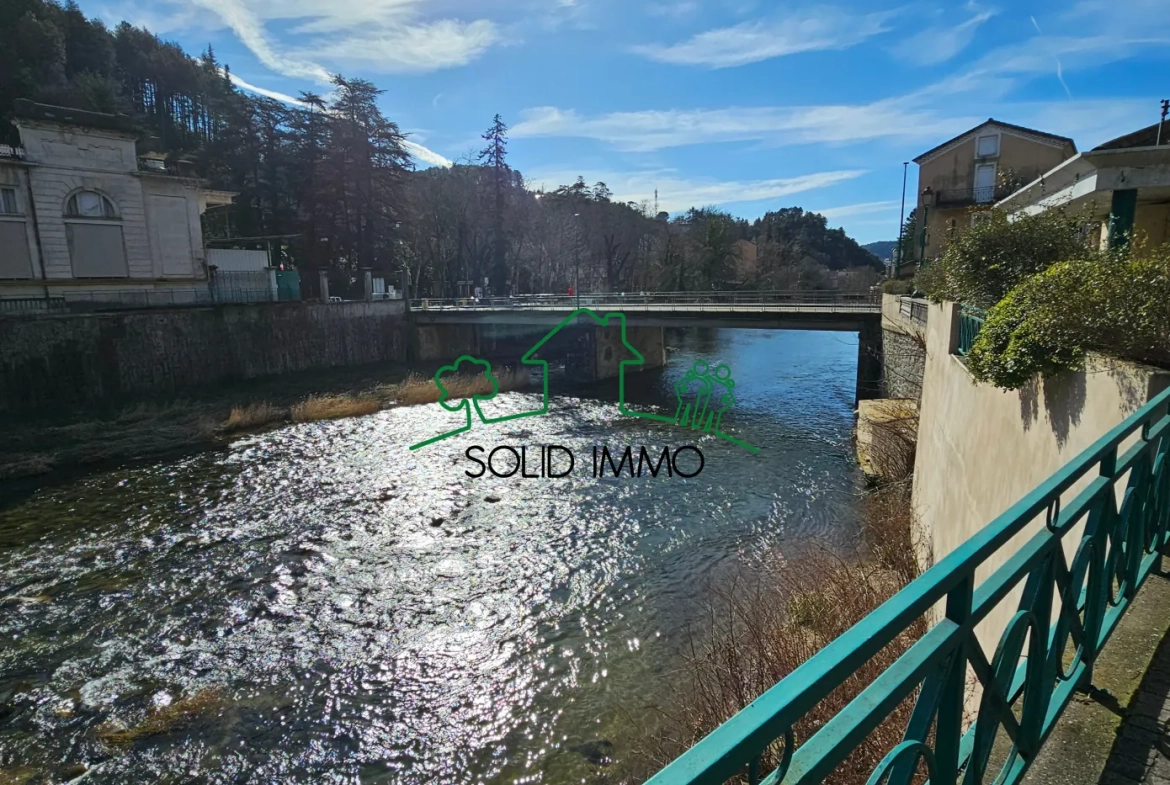 Appartement T4 rénové avec vue rivière à Vals-les-Bains 