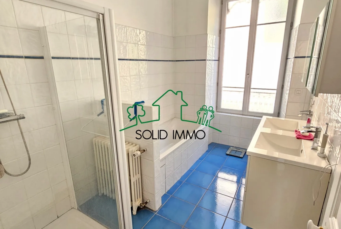 Appartement T4 rénové avec vue rivière à Vals-les-Bains 