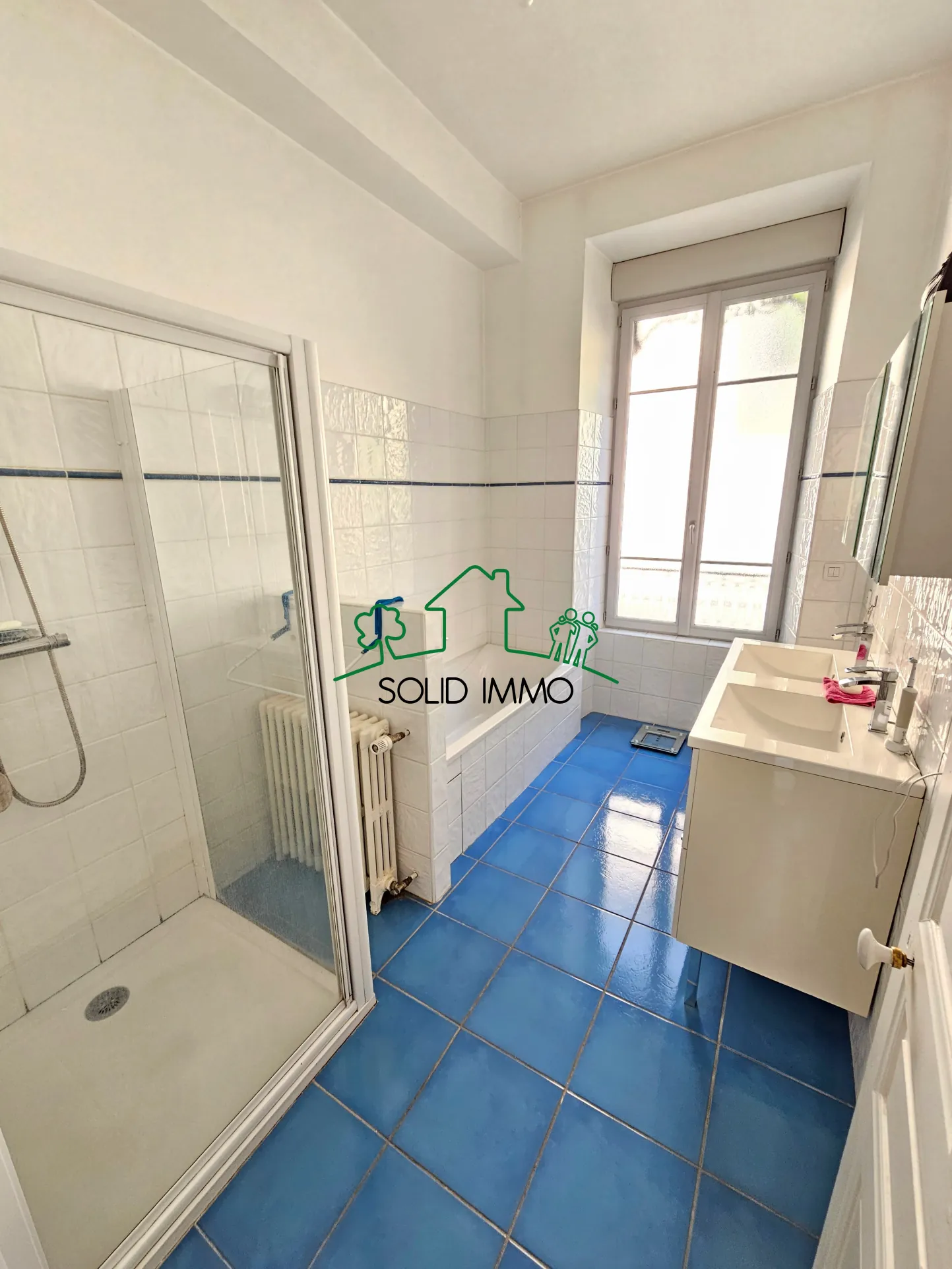 Appartement T4 rénové avec vue rivière à Vals-les-Bains 