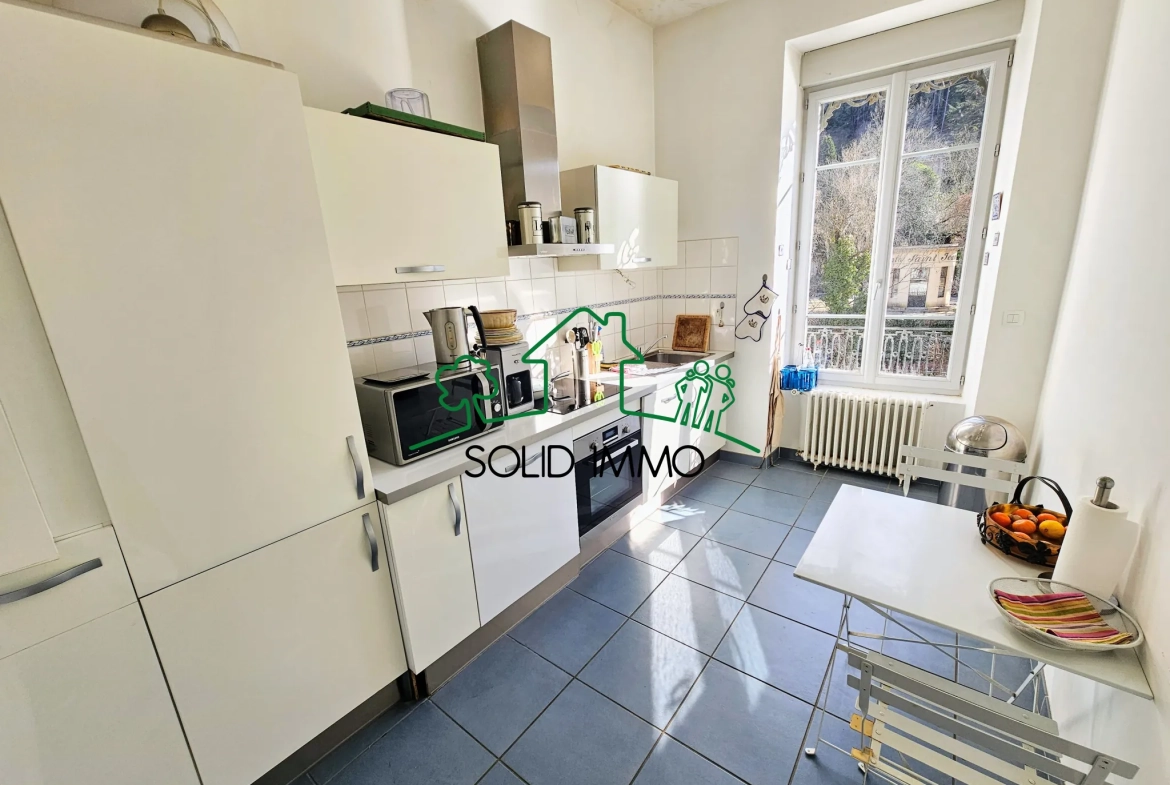 Appartement T4 rénové avec vue rivière à Vals-les-Bains 