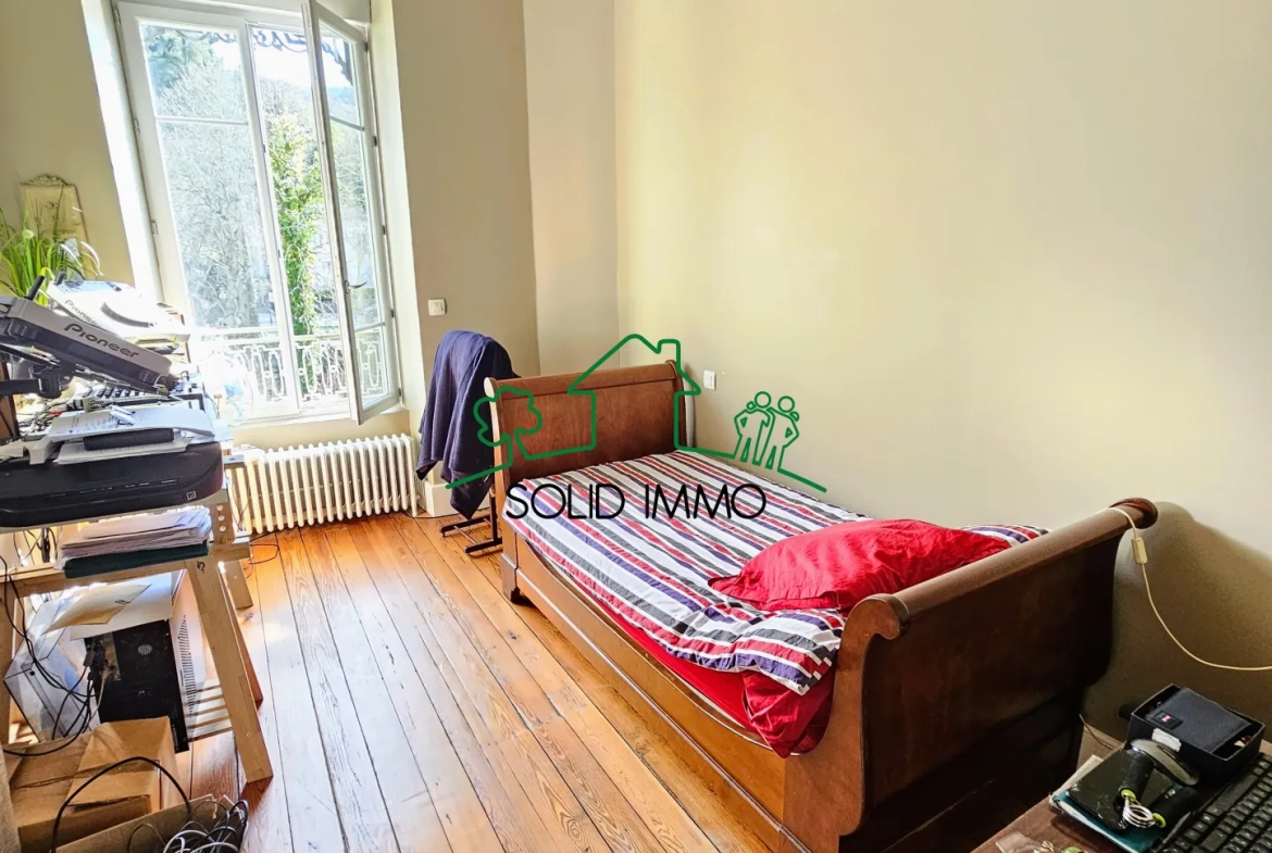 Appartement T4 rénové avec vue rivière à Vals-les-Bains 