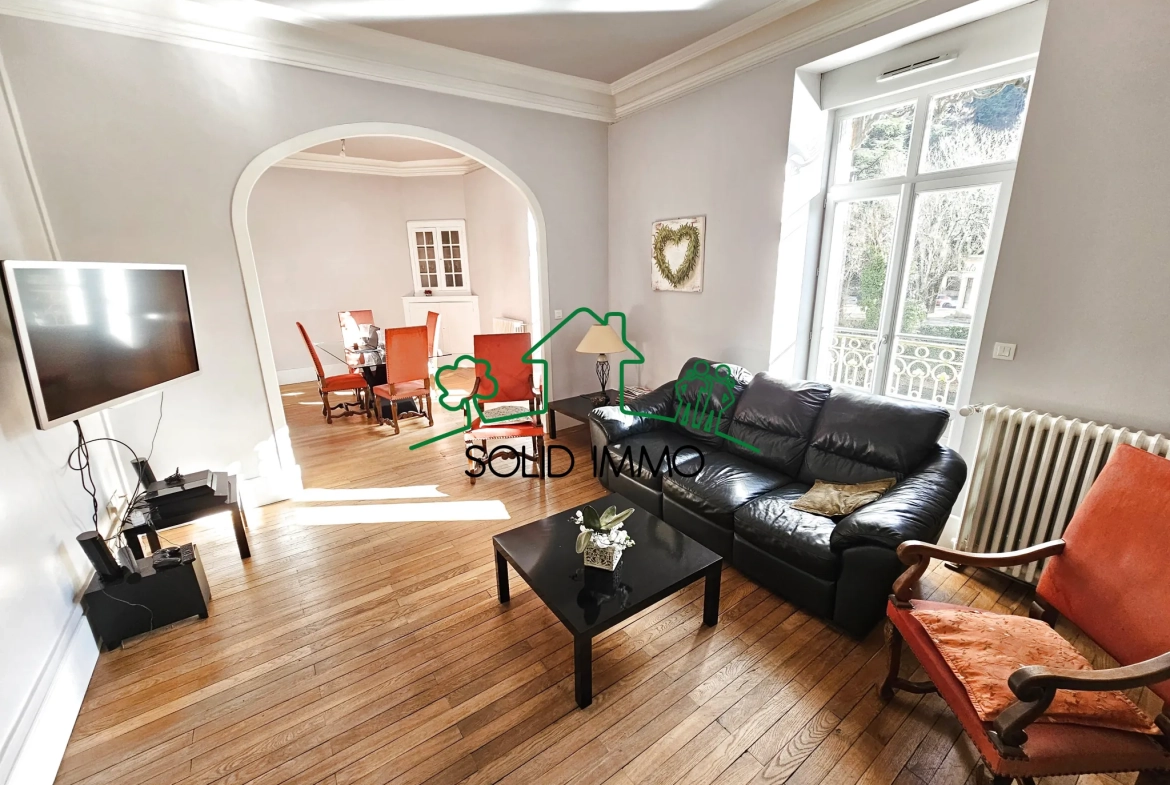 Appartement T4 rénové avec vue rivière à Vals-les-Bains 