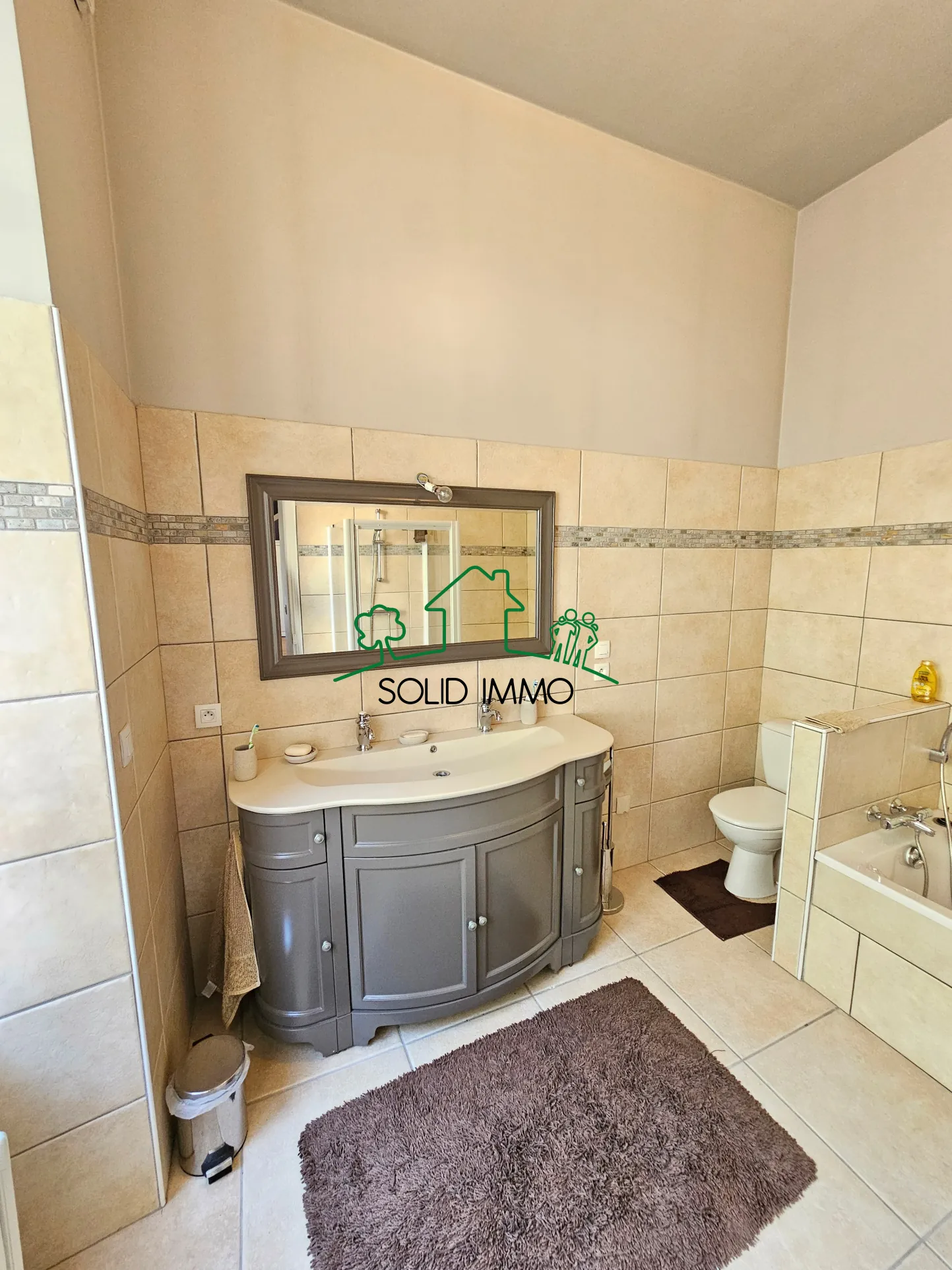 Appartement T4 rénové avec vue rivière à Vals-les-Bains 