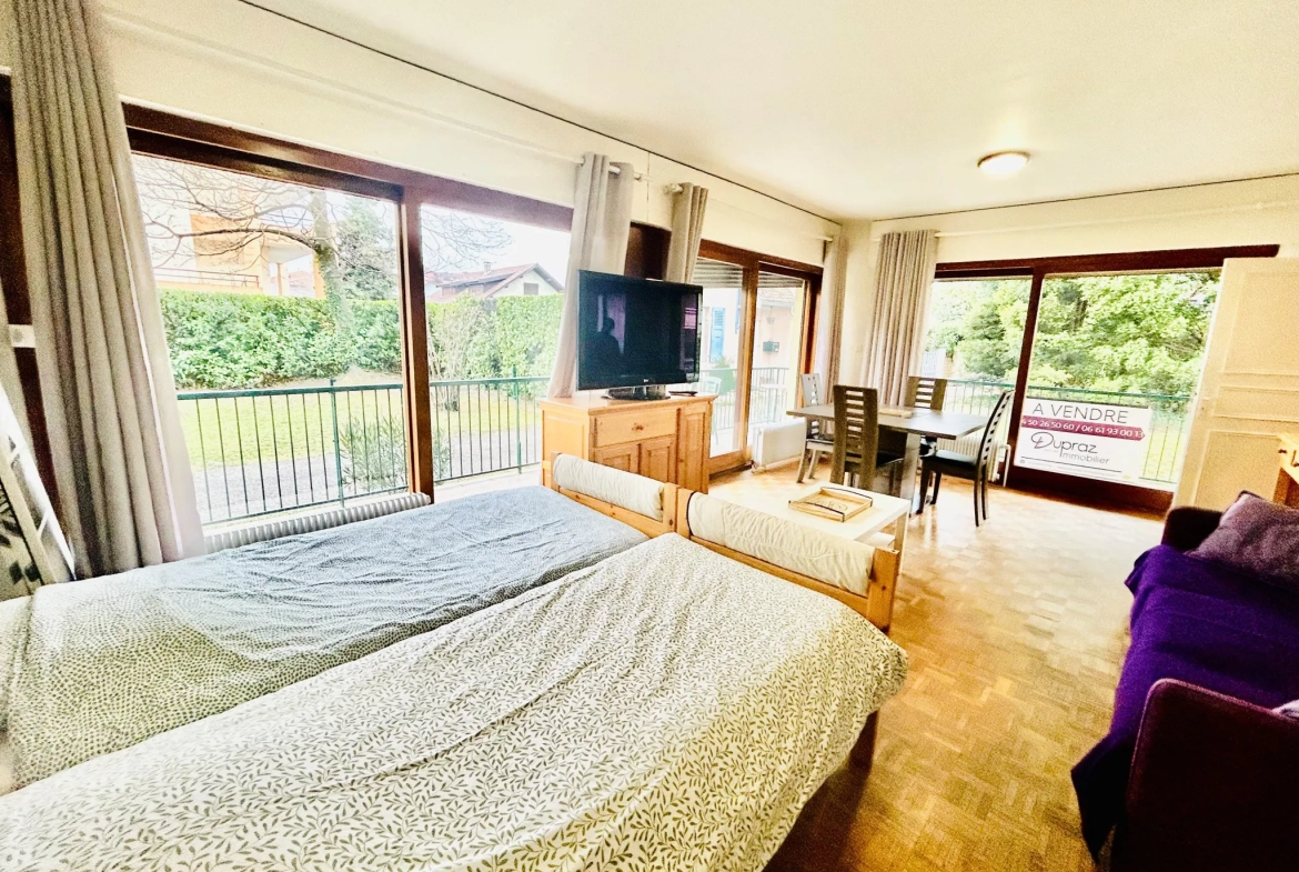 Appartement 2 pièces lumineux avec grand balcon en rez-de-jardin 