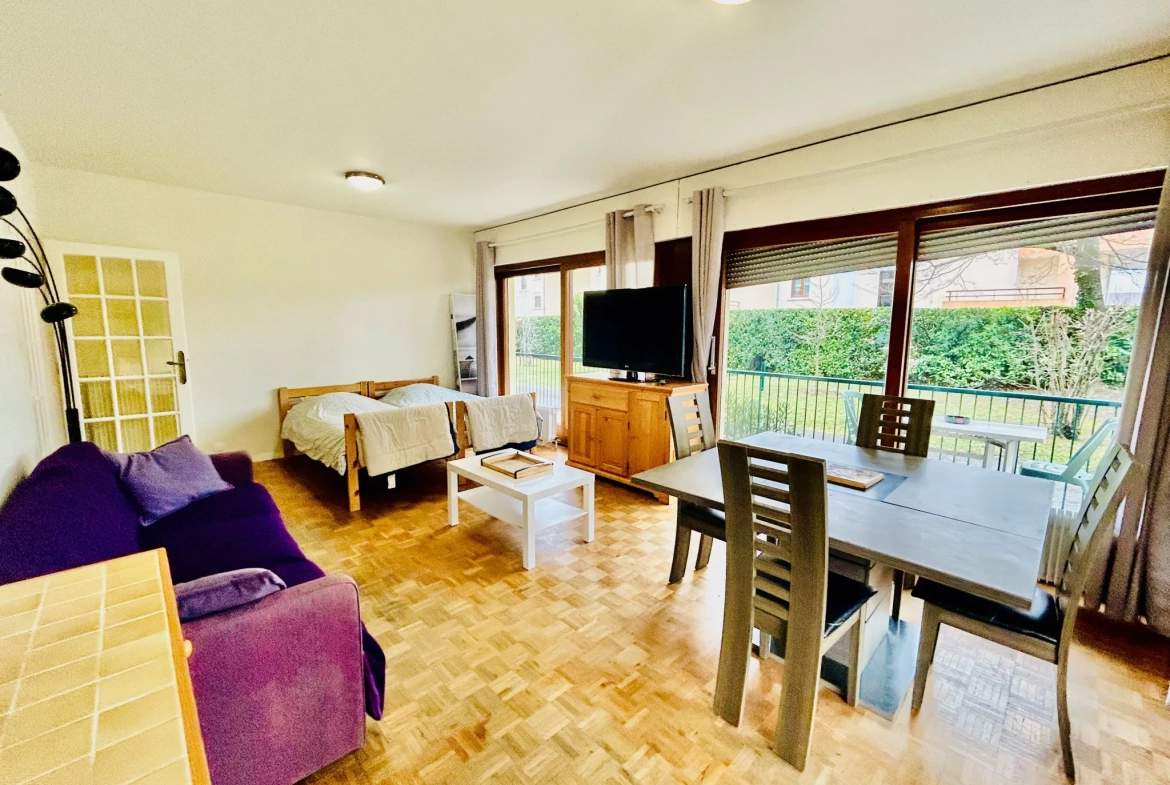 Appartement 2 pièces lumineux avec grand balcon en rez-de-jardin 