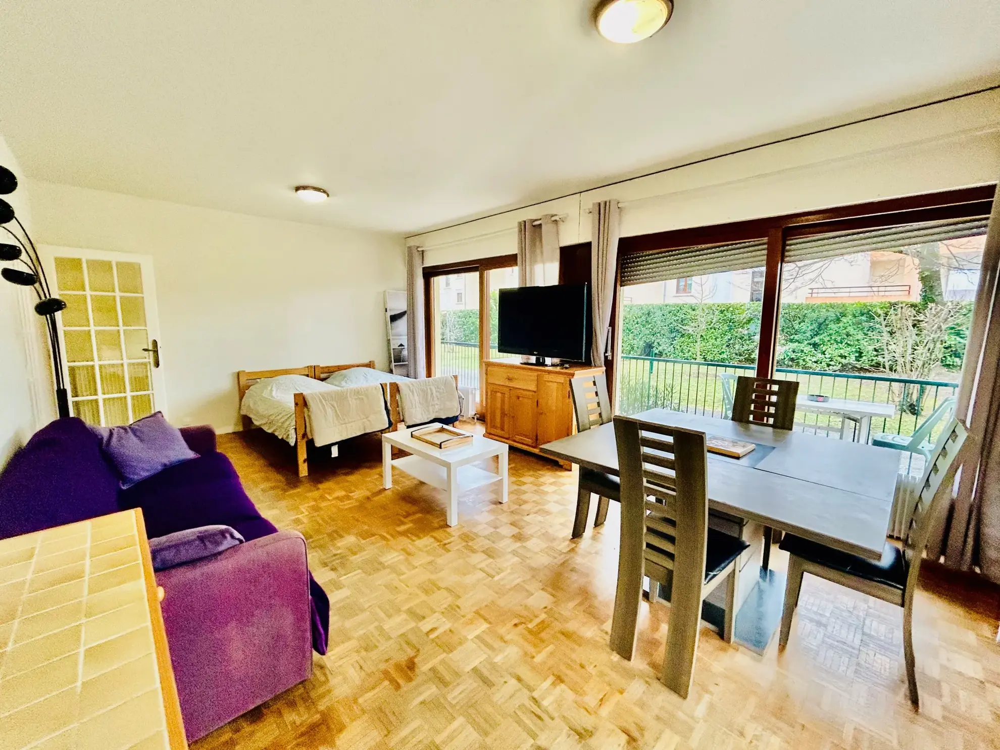 Appartement 2 pièces lumineux avec grand balcon en rez-de-jardin 
