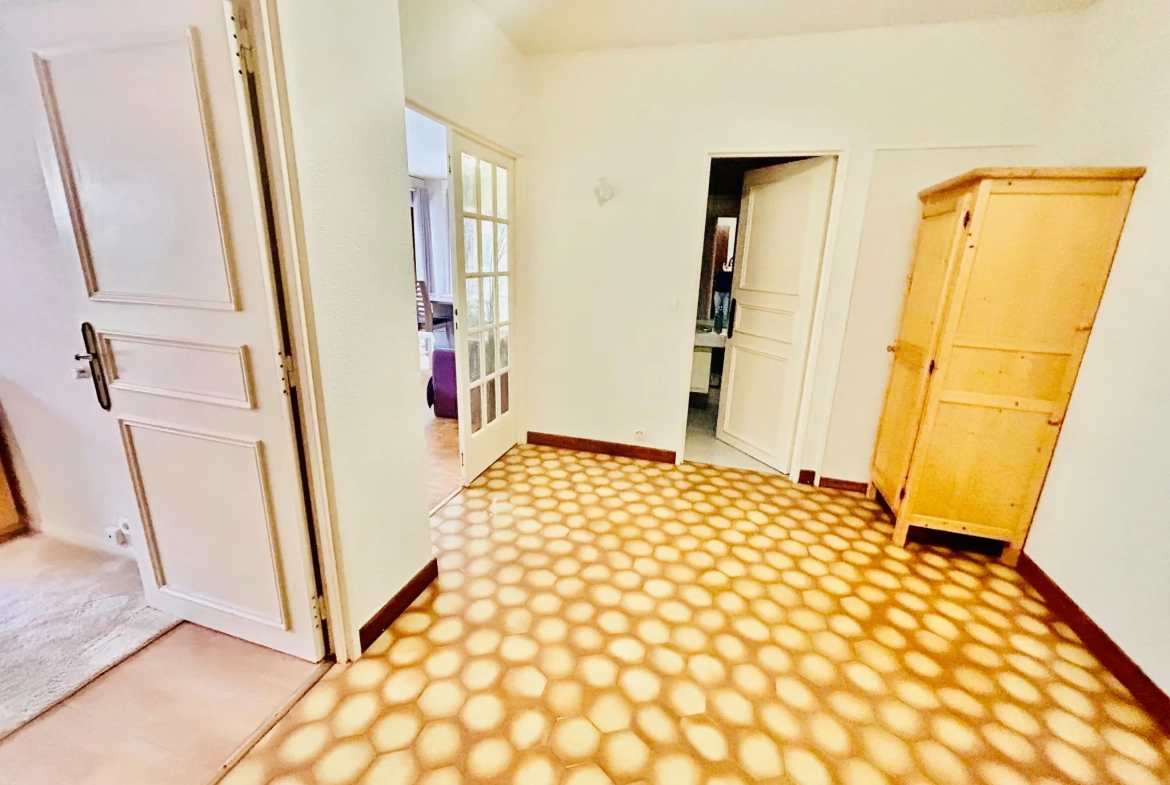 Appartement 2 pièces lumineux avec grand balcon en rez-de-jardin 