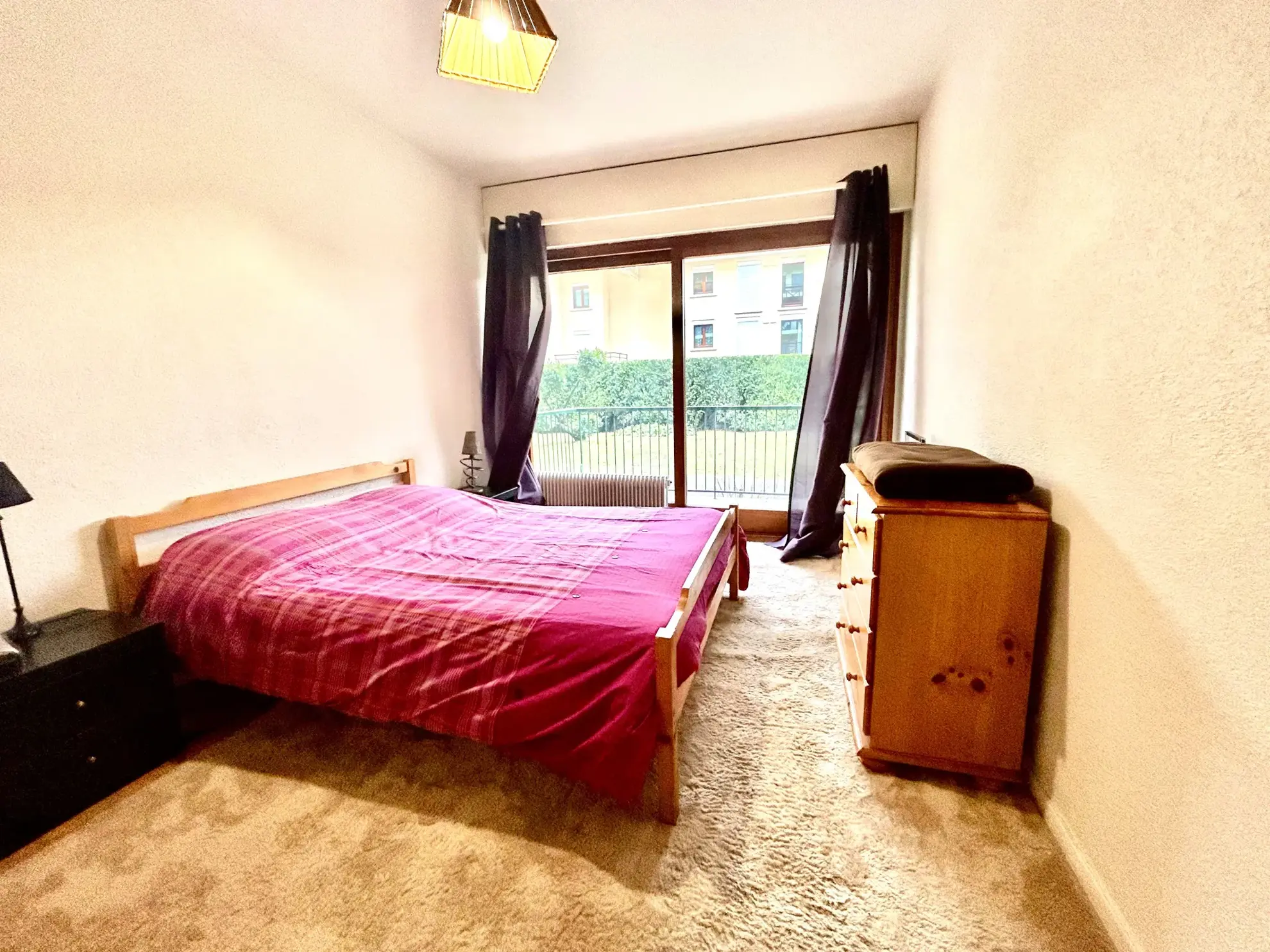 Appartement 2 pièces lumineux avec grand balcon en rez-de-jardin 