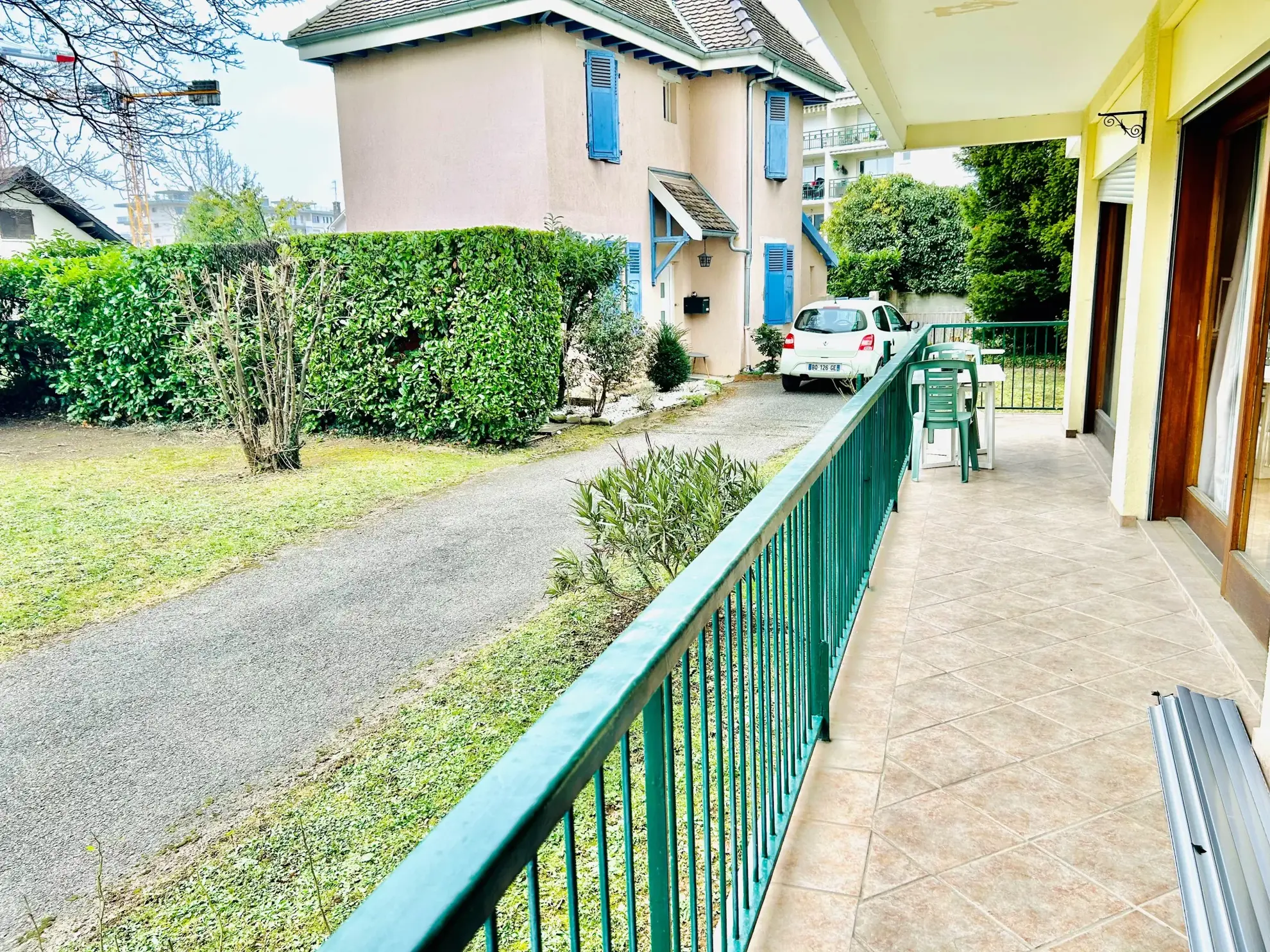 Appartement 2 pièces lumineux avec grand balcon en rez-de-jardin 