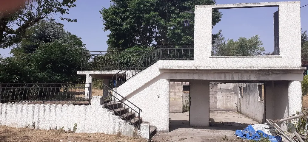 Terrain constructible de 1340 m² à La Réole avec maison à reconstruire 