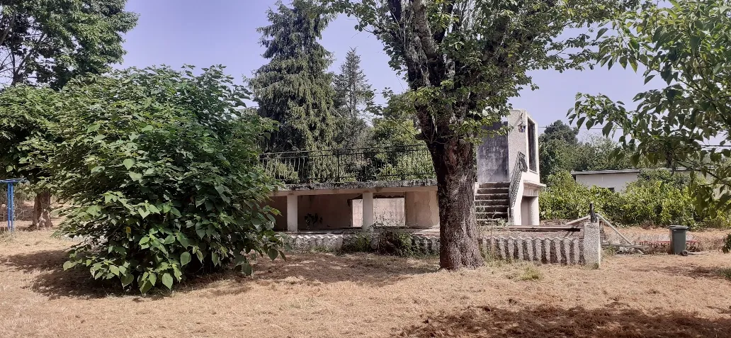 Terrain constructible de 1340 m² à La Réole avec maison à reconstruire 