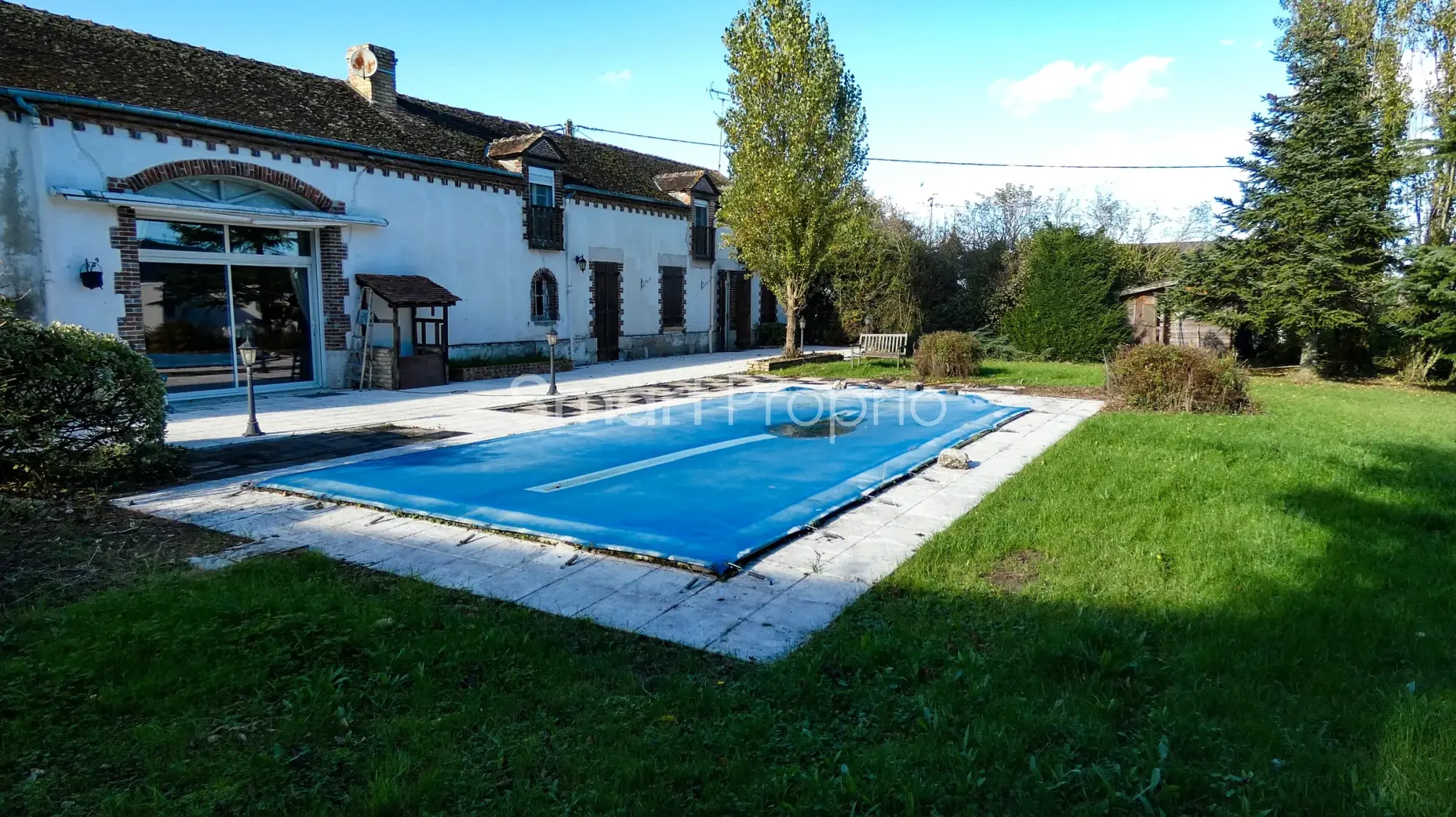 Longère à Pannes de 251 m² avec jardin, piscine et dépendances – Opportunité rare 