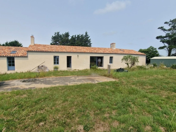 Longère en pierre de 150m2 à Bouin, potentiel d'aménagement, jardin de 1800m2, vente 289 000 EUR