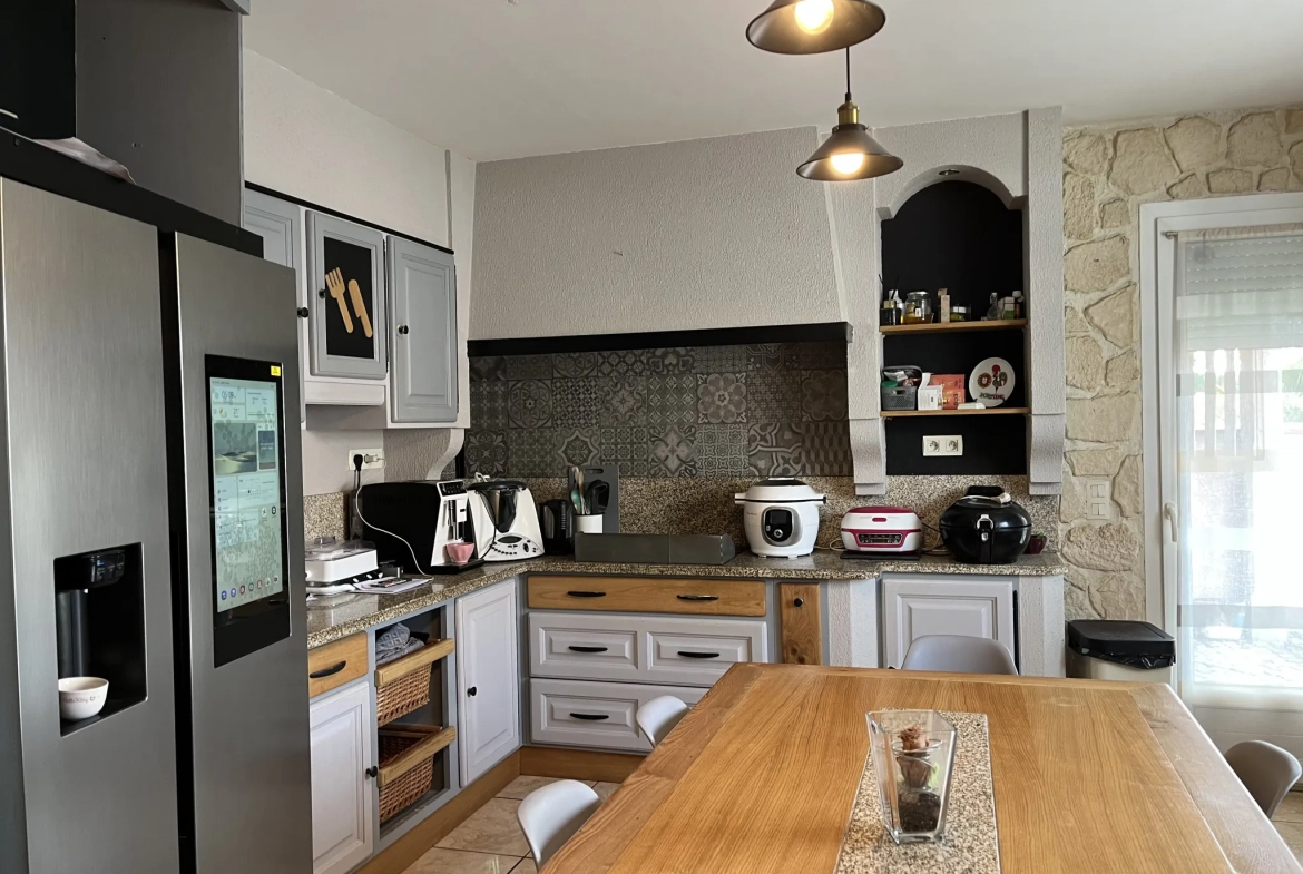 Maison familiale avec piscine, garage et panneaux photovoltaïques à Bazet 