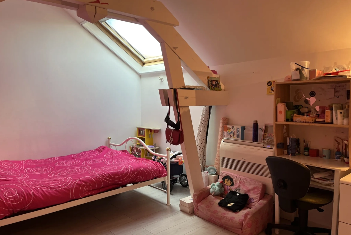 Maison familiale avec piscine, garage et panneaux photovoltaïques à Bazet 
