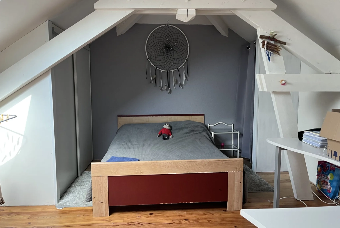Maison familiale avec piscine, garage et panneaux photovoltaïques à Bazet 