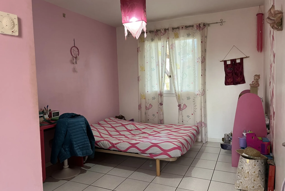 Maison familiale avec piscine, garage et panneaux photovoltaïques à Bazet 
