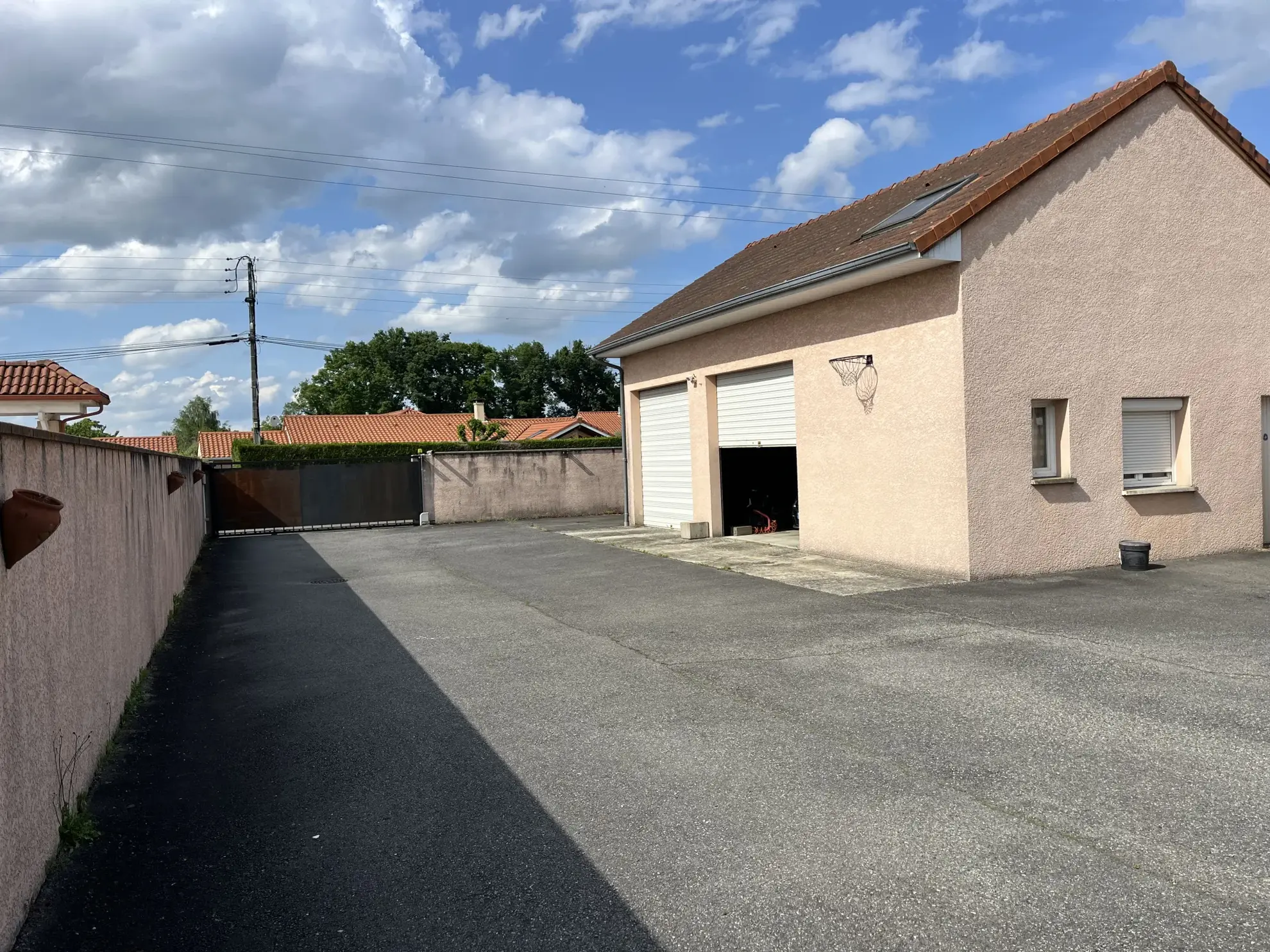 Maison familiale avec piscine, garage et panneaux photovoltaïques à Bazet 