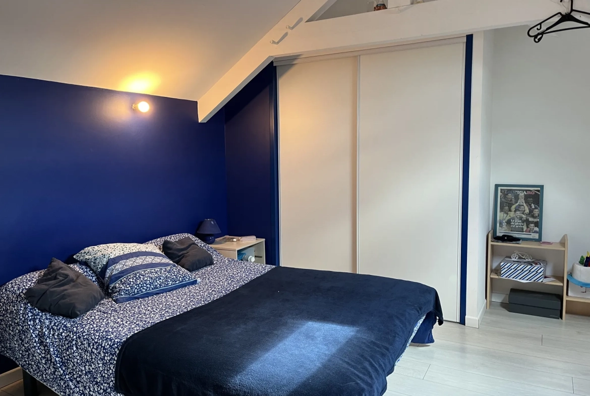 Maison familiale avec piscine, garage et panneaux photovoltaïques à Bazet 