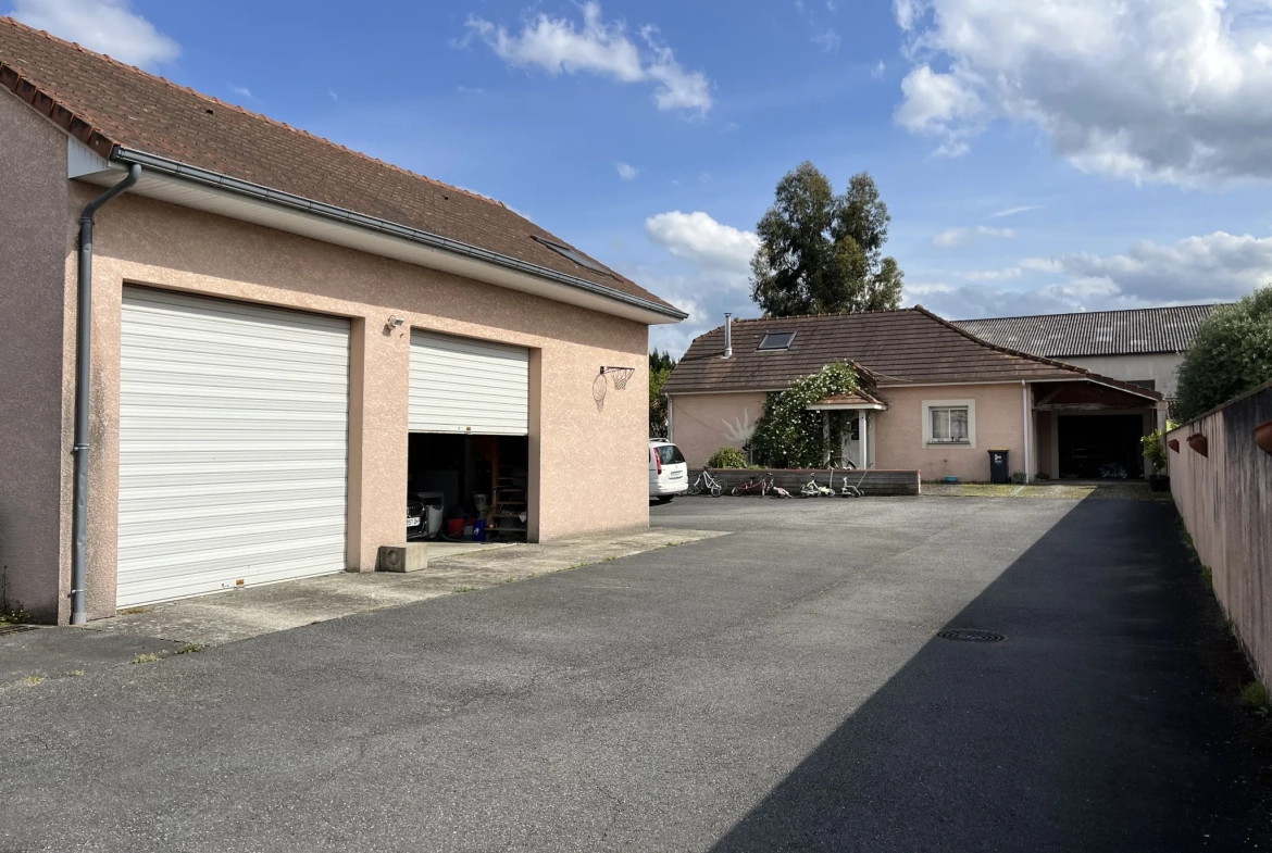 Maison familiale avec piscine, garage et panneaux photovoltaïques à Bazet 