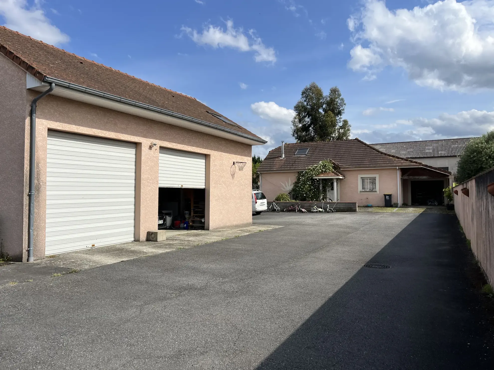 Maison familiale avec piscine, garage et panneaux photovoltaïques à Bazet 