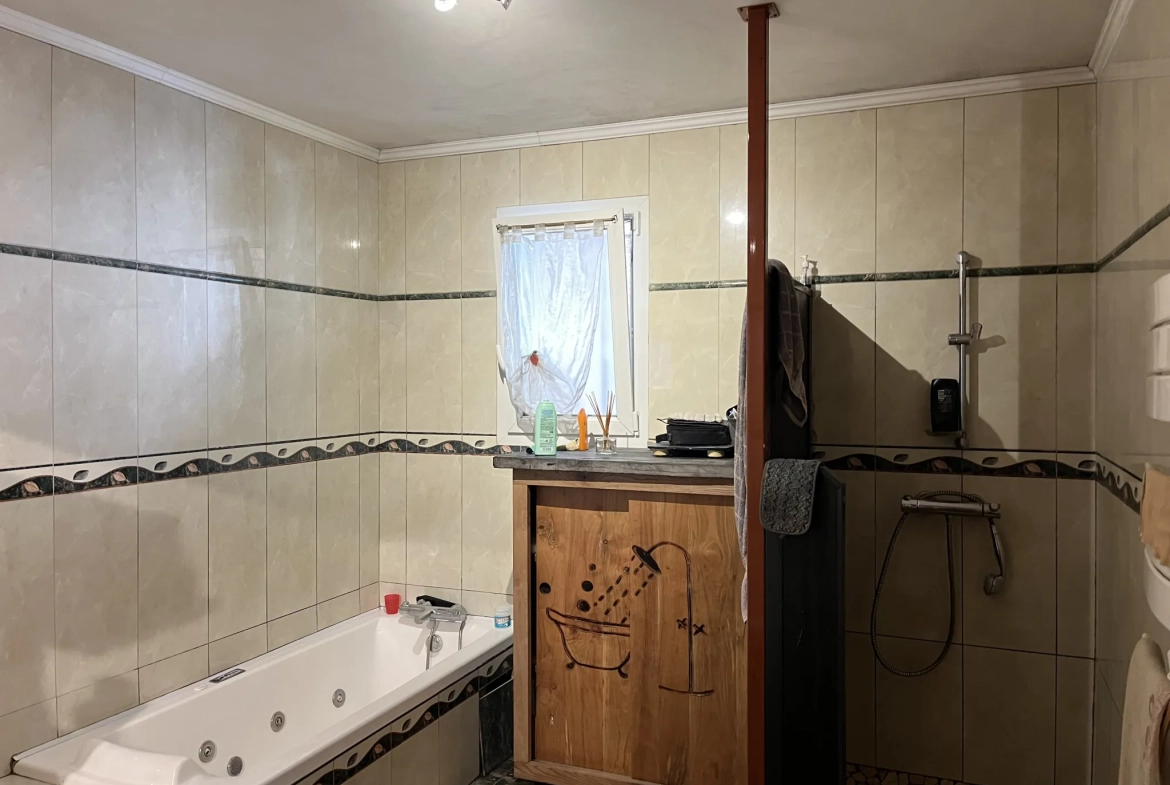 Maison familiale avec piscine, garage et panneaux photovoltaïques à Bazet 