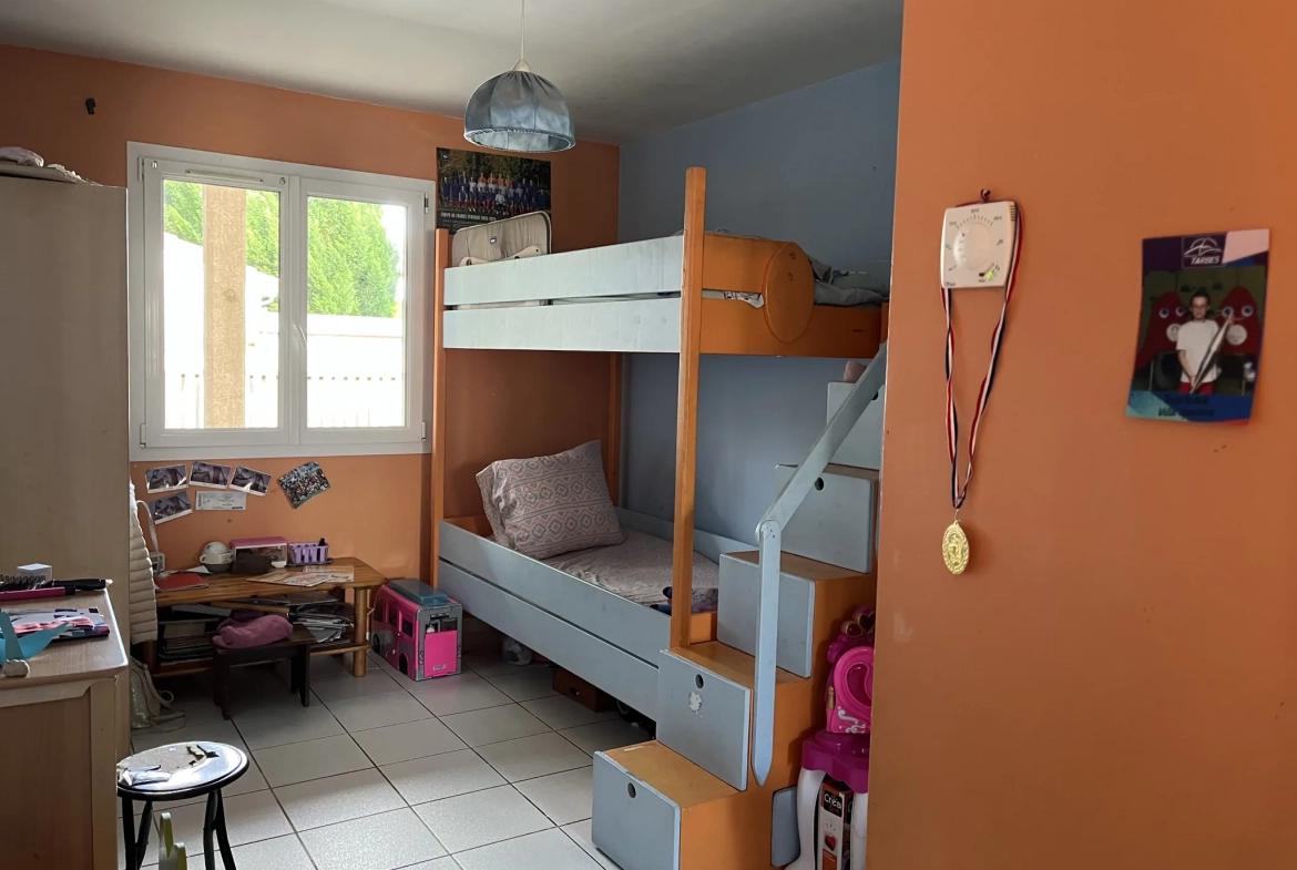 Maison familiale avec piscine, garage et panneaux photovoltaïques à Bazet 