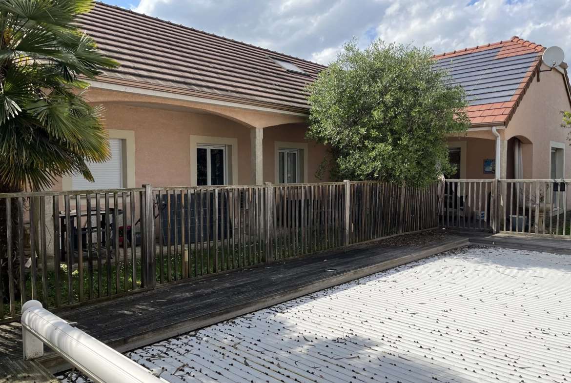 Maison familiale avec piscine, garage et panneaux photovoltaïques à Bazet 