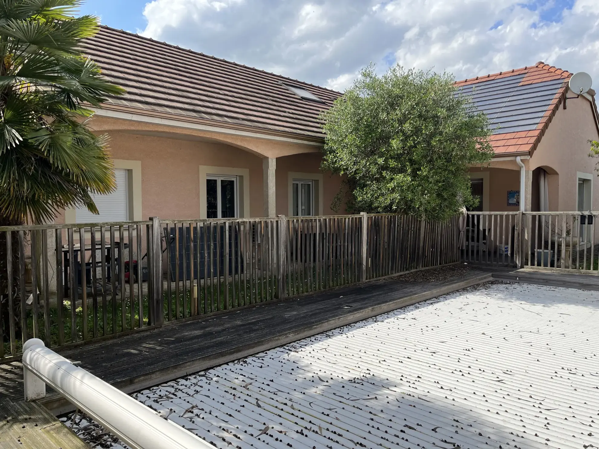 Maison familiale avec piscine, garage et panneaux photovoltaïques à Bazet 