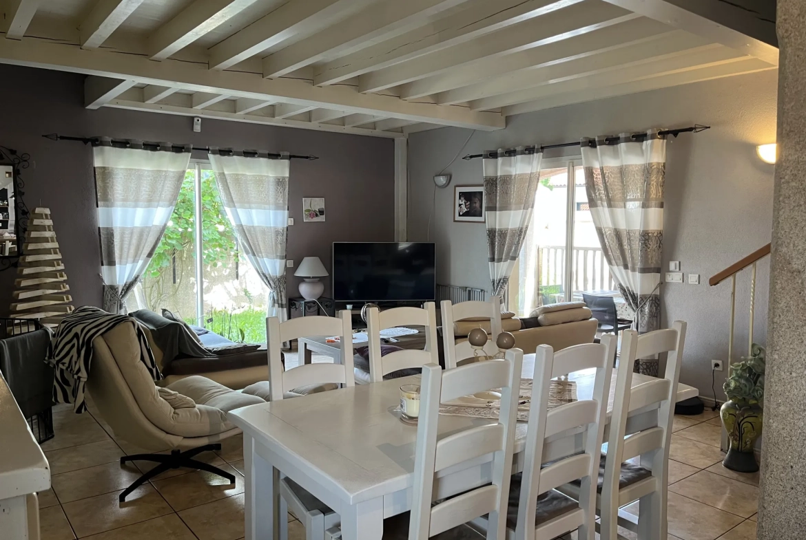 Maison familiale avec piscine, garage et panneaux photovoltaïques à Bazet 