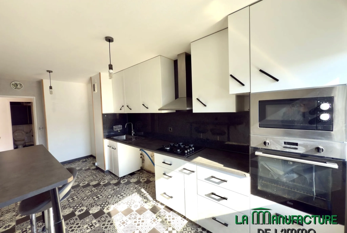 Appartement F4 rénové avec balcon, cave et garage à Montreynaud, Saint-Étienne 