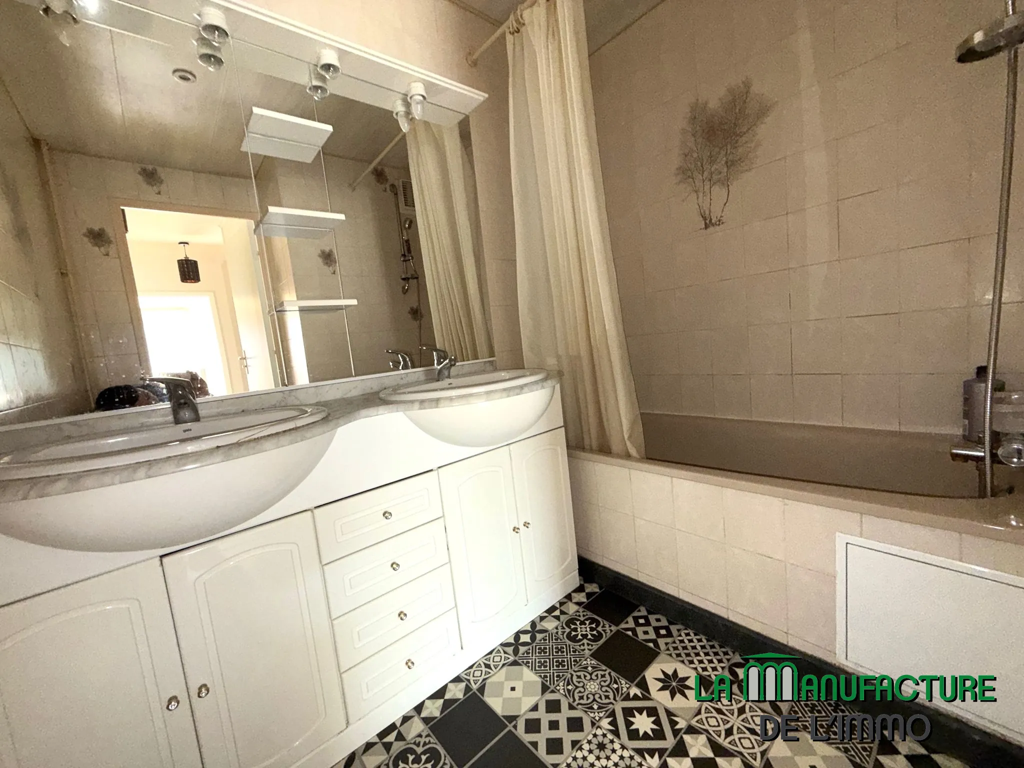 Appartement F4 rénové avec balcon, cave et garage à Montreynaud, Saint-Étienne 