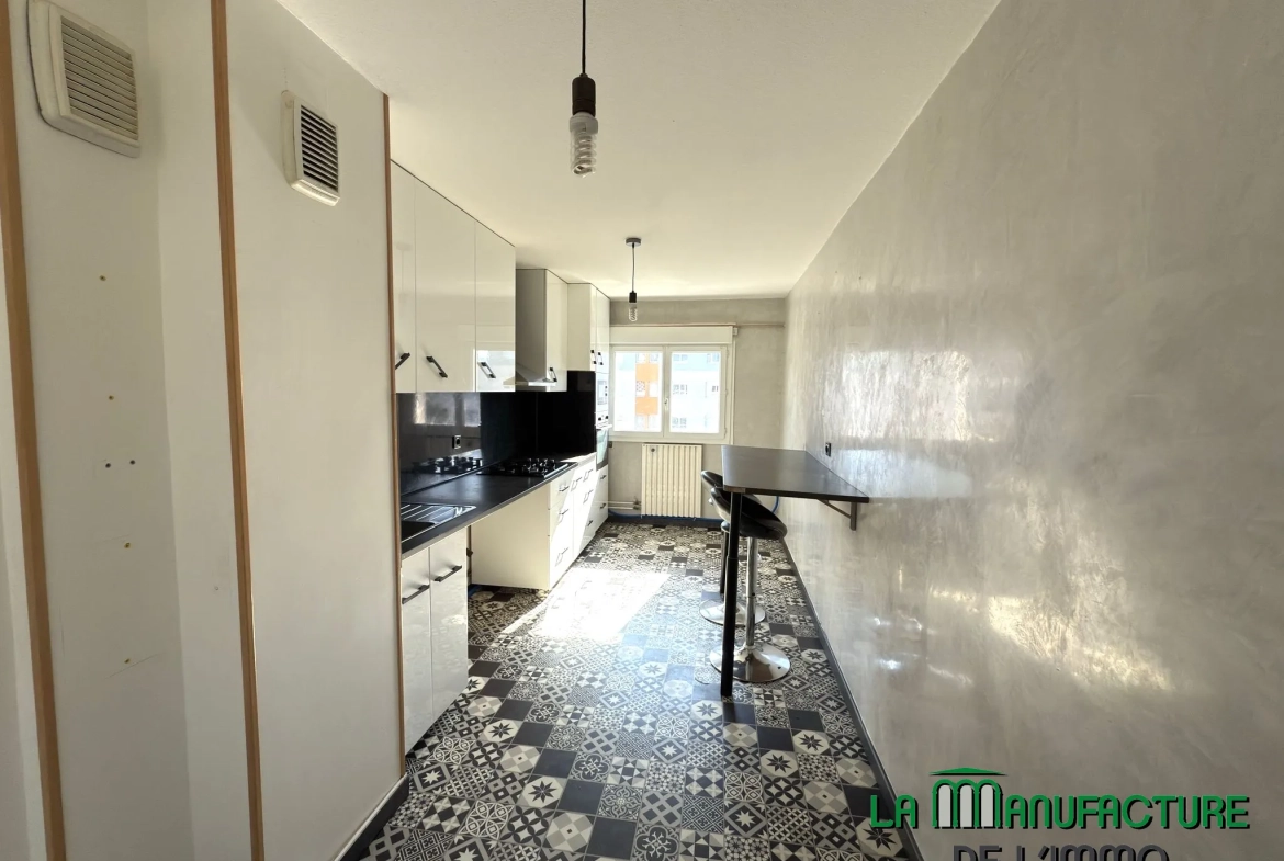 Appartement F4 rénové avec balcon, cave et garage à Montreynaud, Saint-Étienne 
