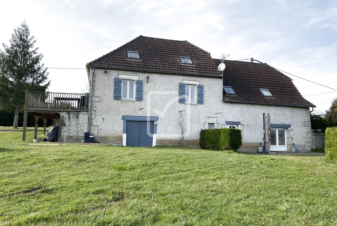 Magnifique ensemble immobilier avec vue imprenable, piscine et chalet à Liourdres 