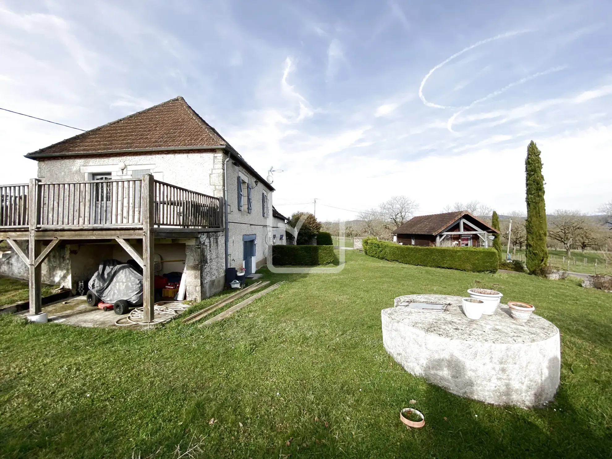 Magnifique ensemble immobilier avec vue imprenable, piscine et chalet à Liourdres 