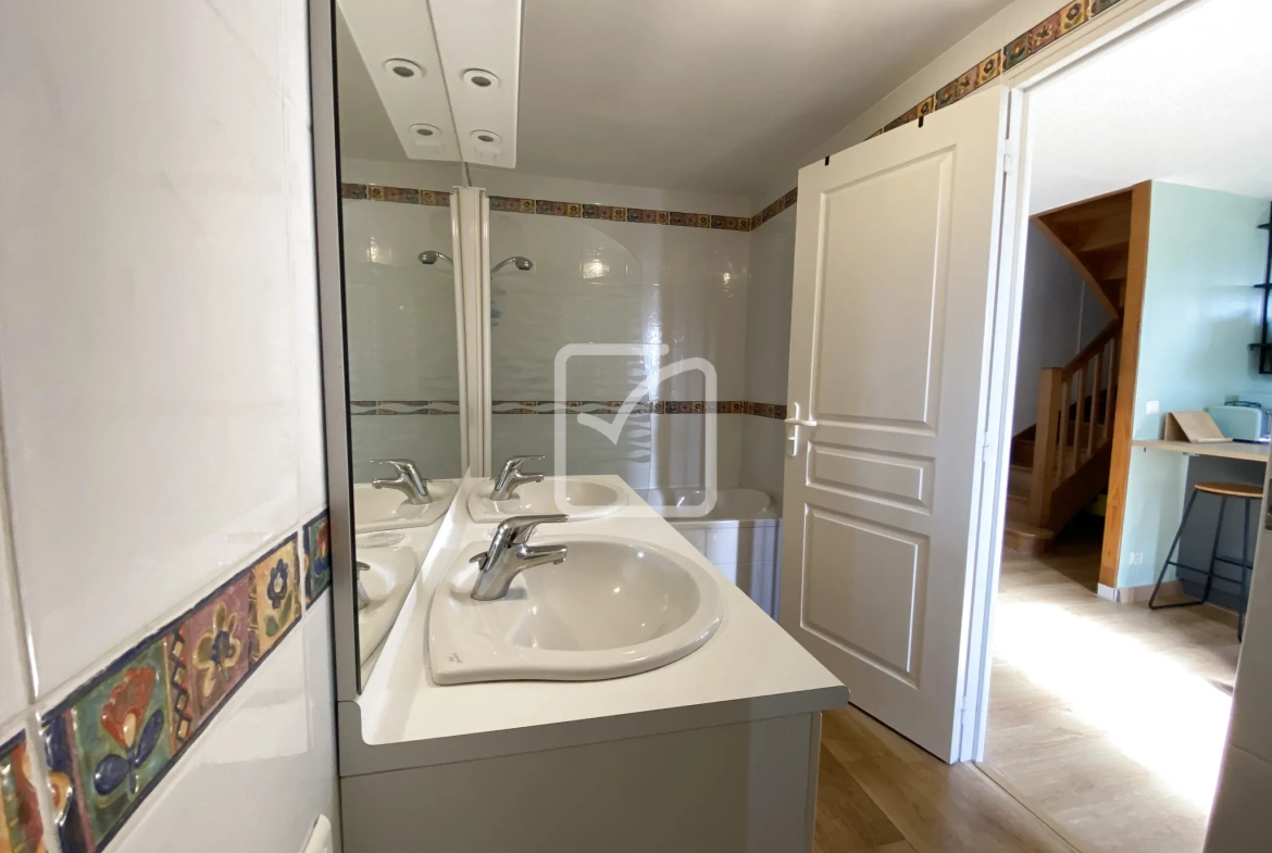 Magnifique ensemble immobilier avec vue imprenable, piscine et chalet à Liourdres 