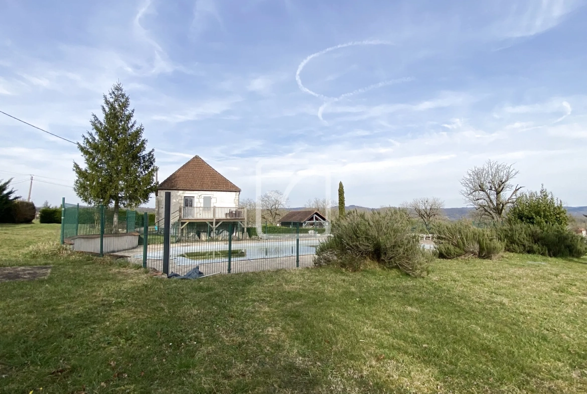 Magnifique ensemble immobilier avec vue imprenable, piscine et chalet à Liourdres 