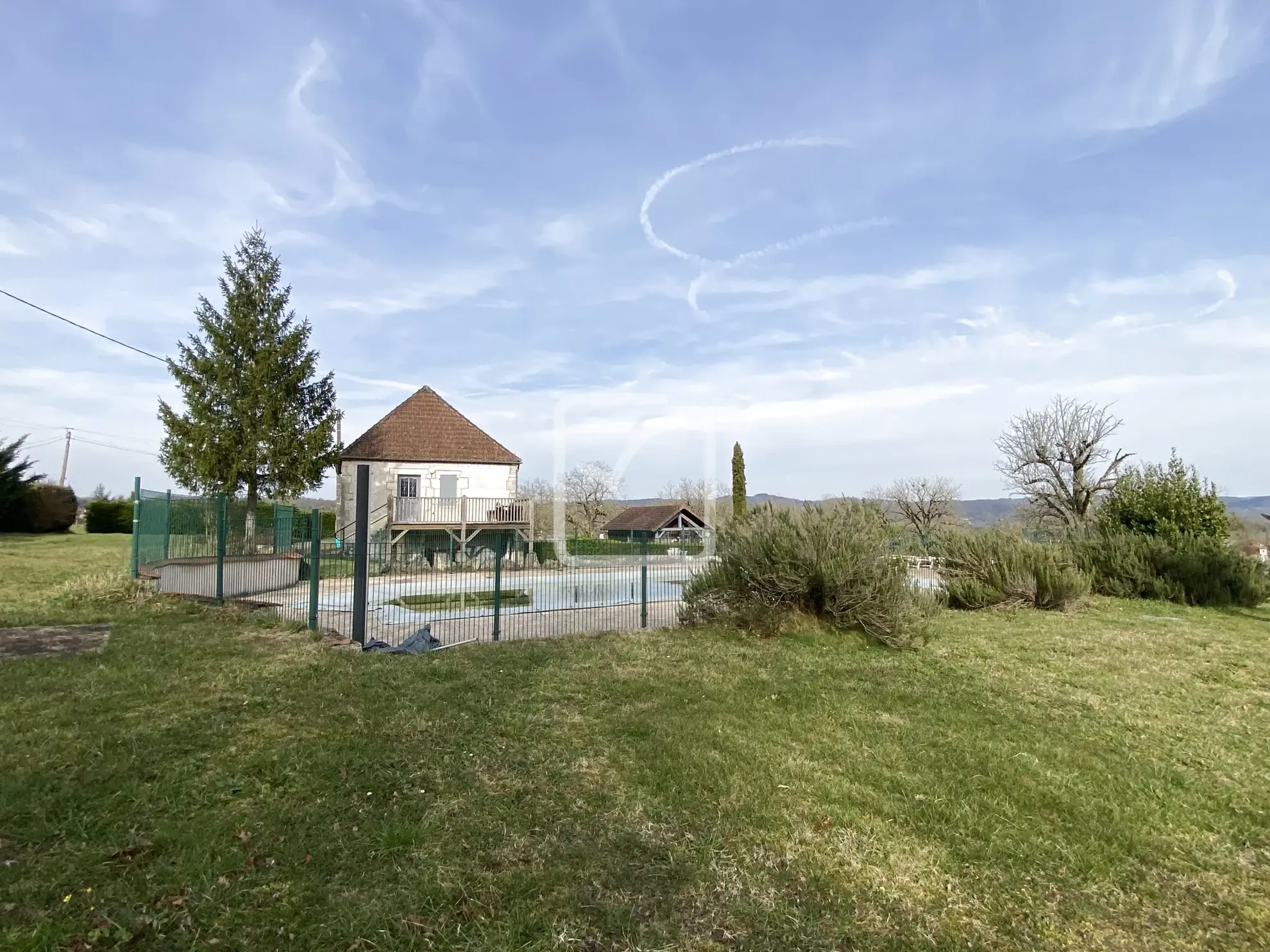 Magnifique ensemble immobilier avec vue imprenable, piscine et chalet à Liourdres 