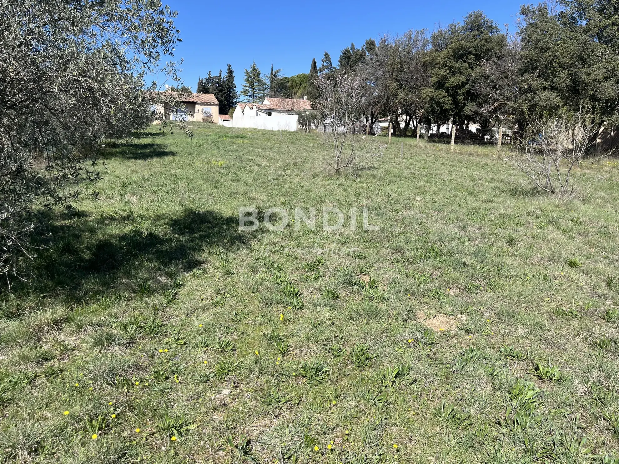 Terrain constructible à Pertuis de 358 m², idéal pour votre projet immobilier 