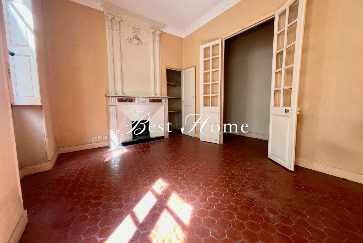 Appartement de 68 m² avec balcon et cave à Nîmes, idéalement situé dans l'écusson 