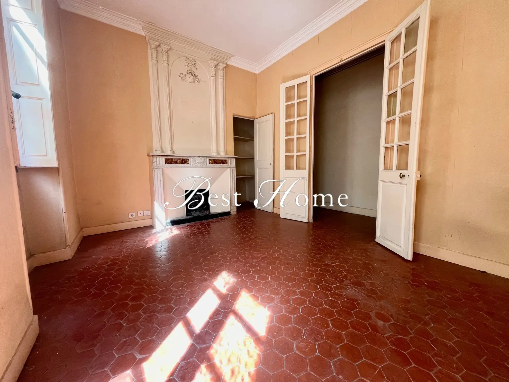 Appartement de 68 m² avec balcon et cave à Nîmes, idéalement situé dans l'écusson 